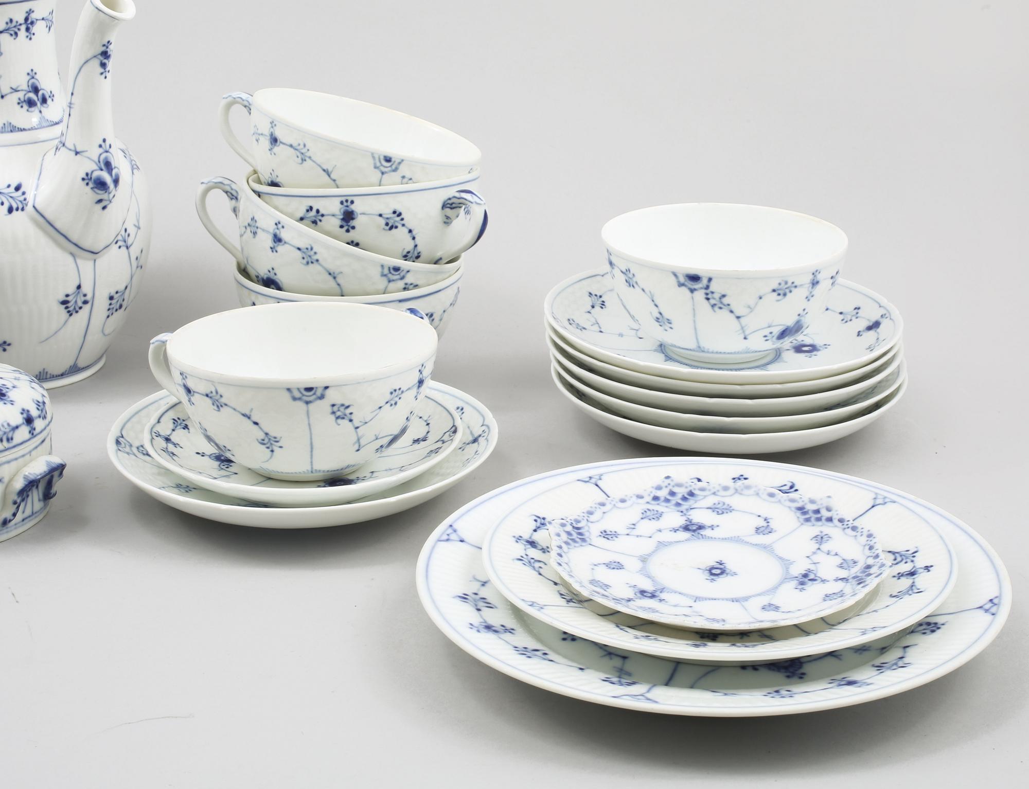 SERVISDELAR, 16 st, porslin, "Musselmalet", Royal Copenhagen och Bing & Gröndahl, 1900-talets andra hälft.