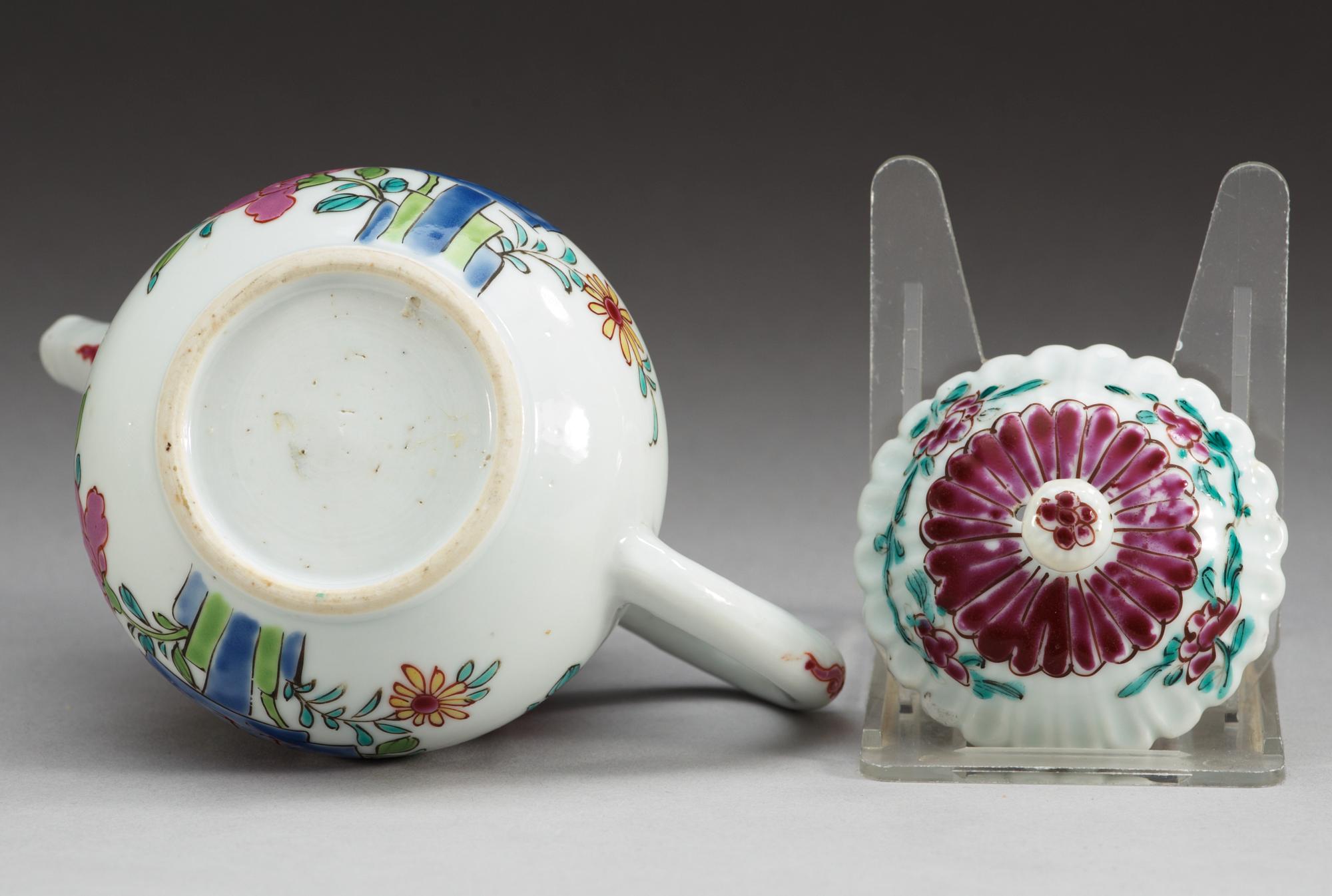 A famille rose 'rooster' tea pot with cover, Qing dynasty, Yongzheng (1723-35).