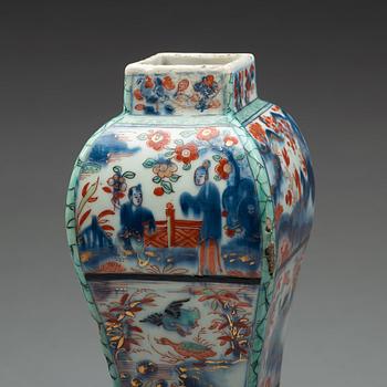 URNOR med LOCK, tre stycken, porslin. Qingdynastin, Kangxi (1662-1722).