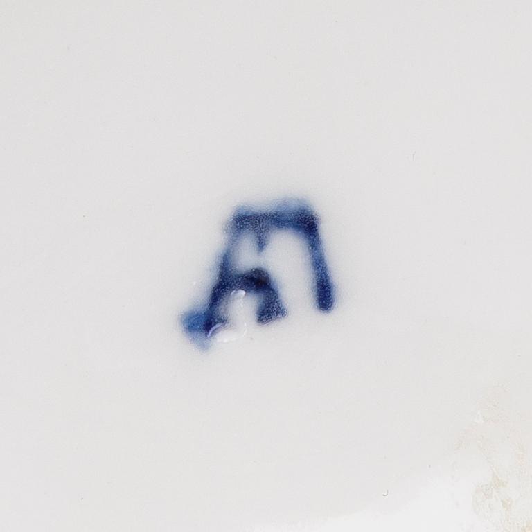 A RUSSIAN POPOV FIGURINE, porcelain, early 19th century.