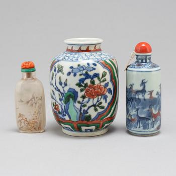 A Chinese wucai vase and two snuff bottles, 20th century.
