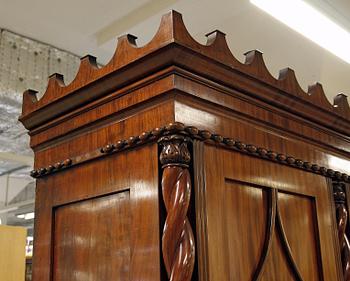 KLÄDSKÅP, nygotik, 1800-talets första hälft.