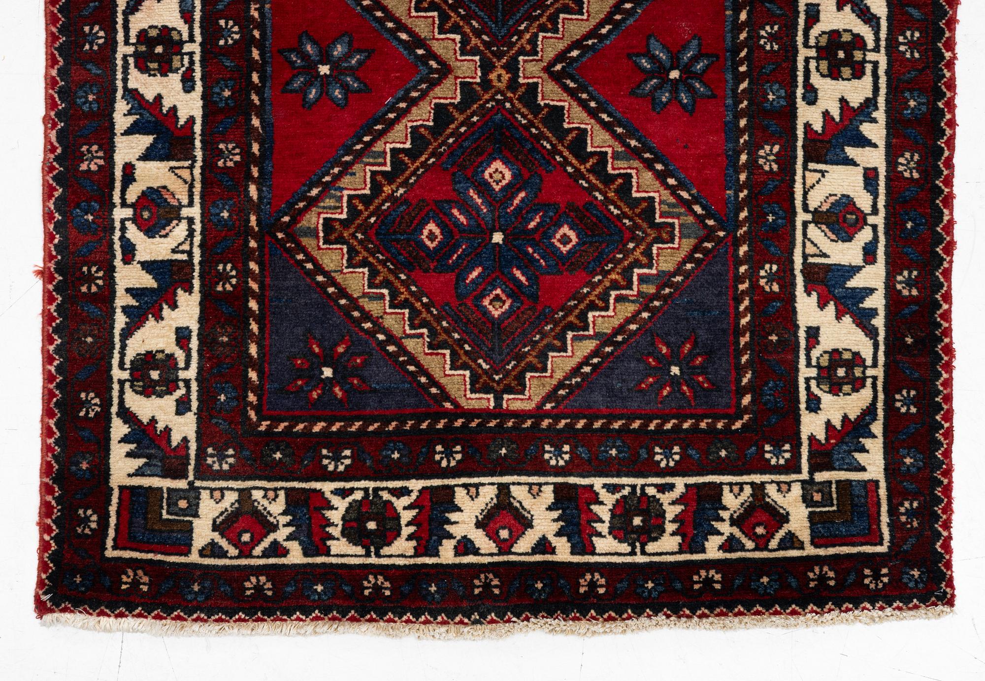 Gallerimatta, nordvästperisk, ca 395 x 98 cm.