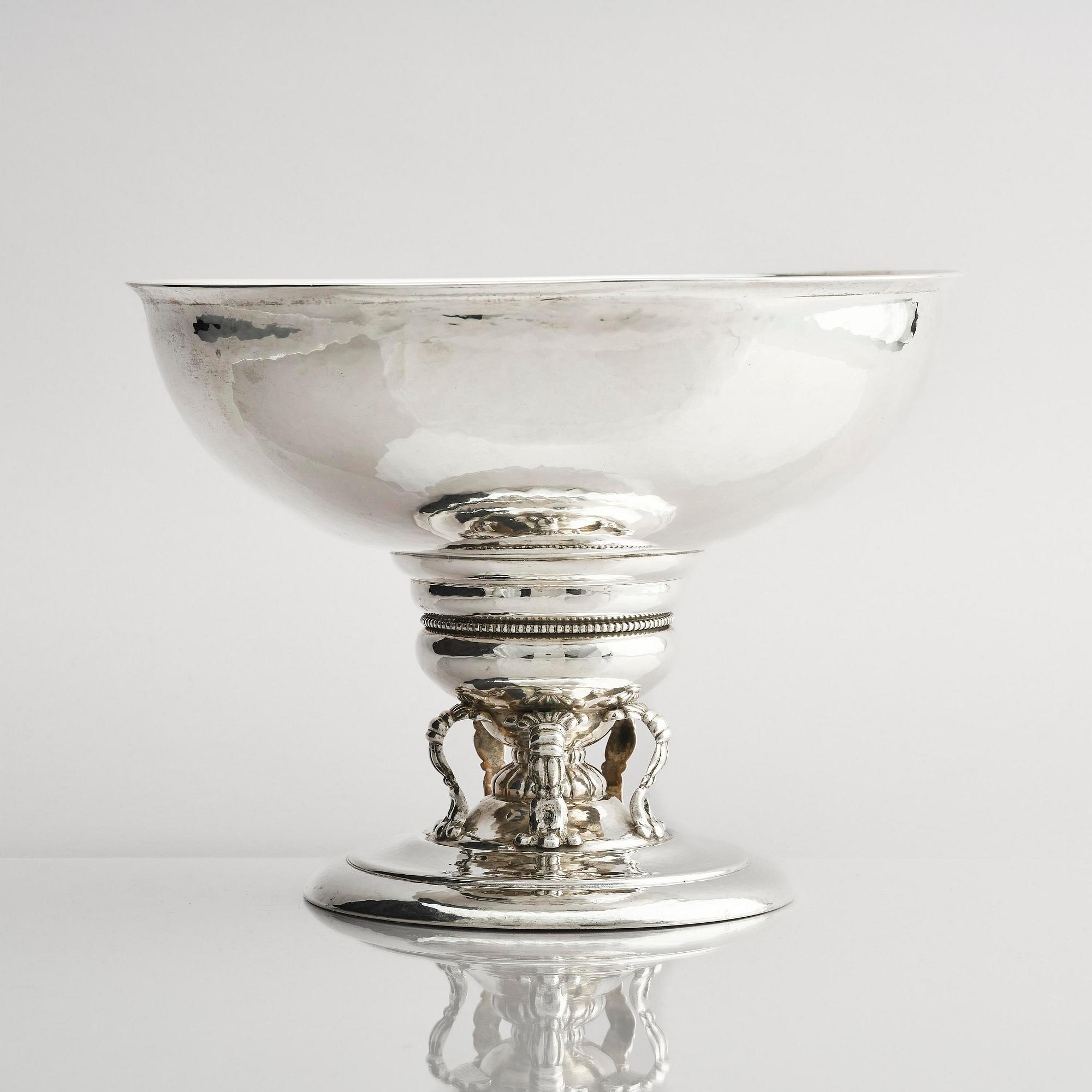 C.G. Hallberg, stor uppsatsskål, silver, Svensk importstämpel, Stockholm 1917.