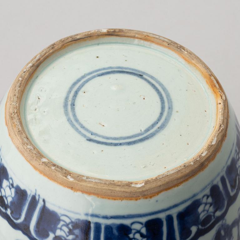 A Chinese blue and white jar, Qing dynasty 18th/19th century.