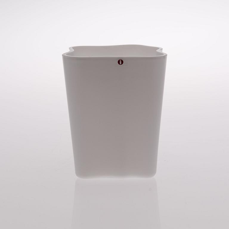 ALVAR AALTO, GLASS SCULPTURE, 4 PIECES. The Aalto Flower. Signed Alvar Aalto, the lower dish numbered 19/1986. Iittala.