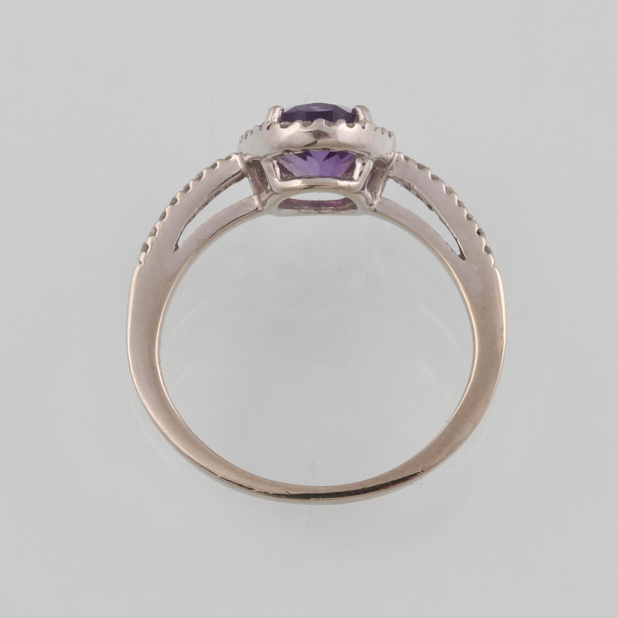 RING, 14K guld med ovalslipad ametist samt åttkantslipade diamanter. Vikt 2,4 gram.