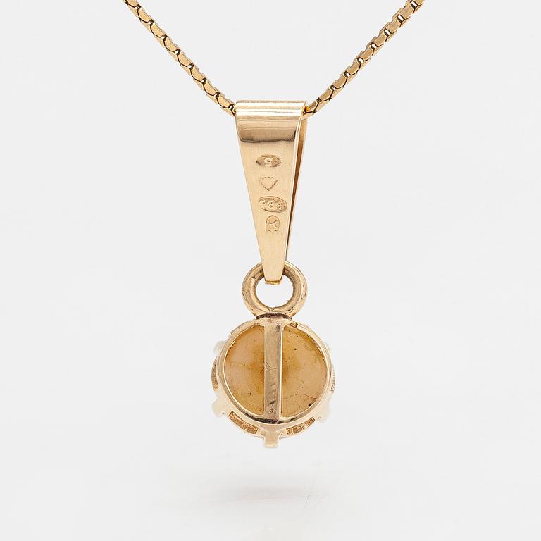 Necklace with a pearl pendant in 14K gold. Finnish hallmarks from 1976 and 1983.