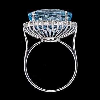 RING, rund fasettslipad blå topaz, ca 12 ct, med briljantslipade diamanter, tot. 0.50 ct.