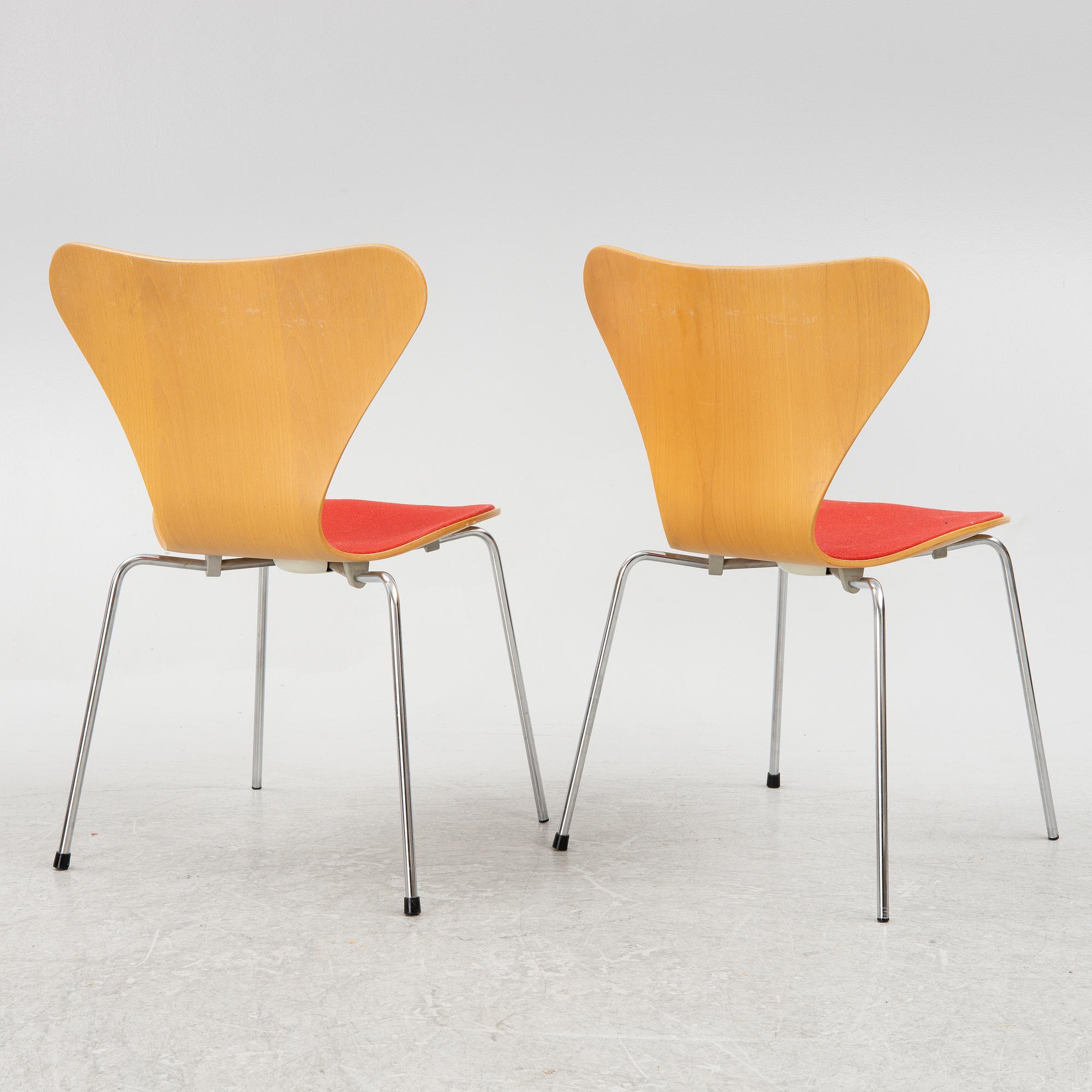 Arne Jacobsen, a pair of chairs, "Sjuan", Fritz Hansen, Denmark, 1980.