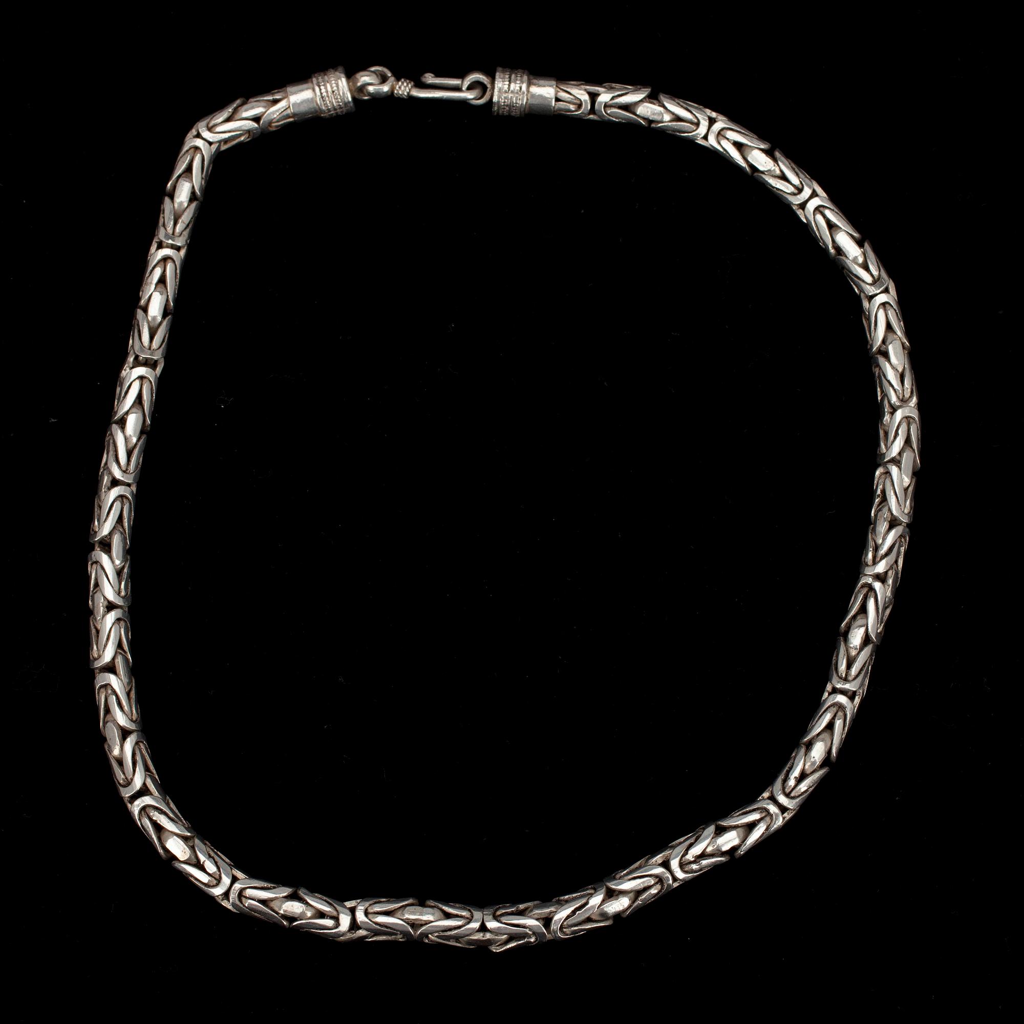 KAULAKORUJA, 2 kpl, hopeaa, Kalevala Koru. Yht. paino n. 198 g.