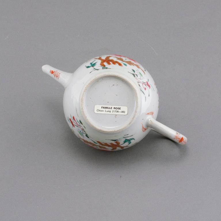 TEA BOWLS, 2 pieces, China, 18:th century.