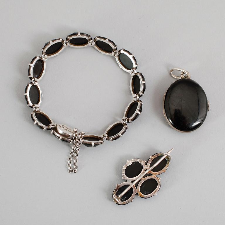 ARMBAND, HÄNGE SAMT BROSCH, silver, sekelskiftet 1900.