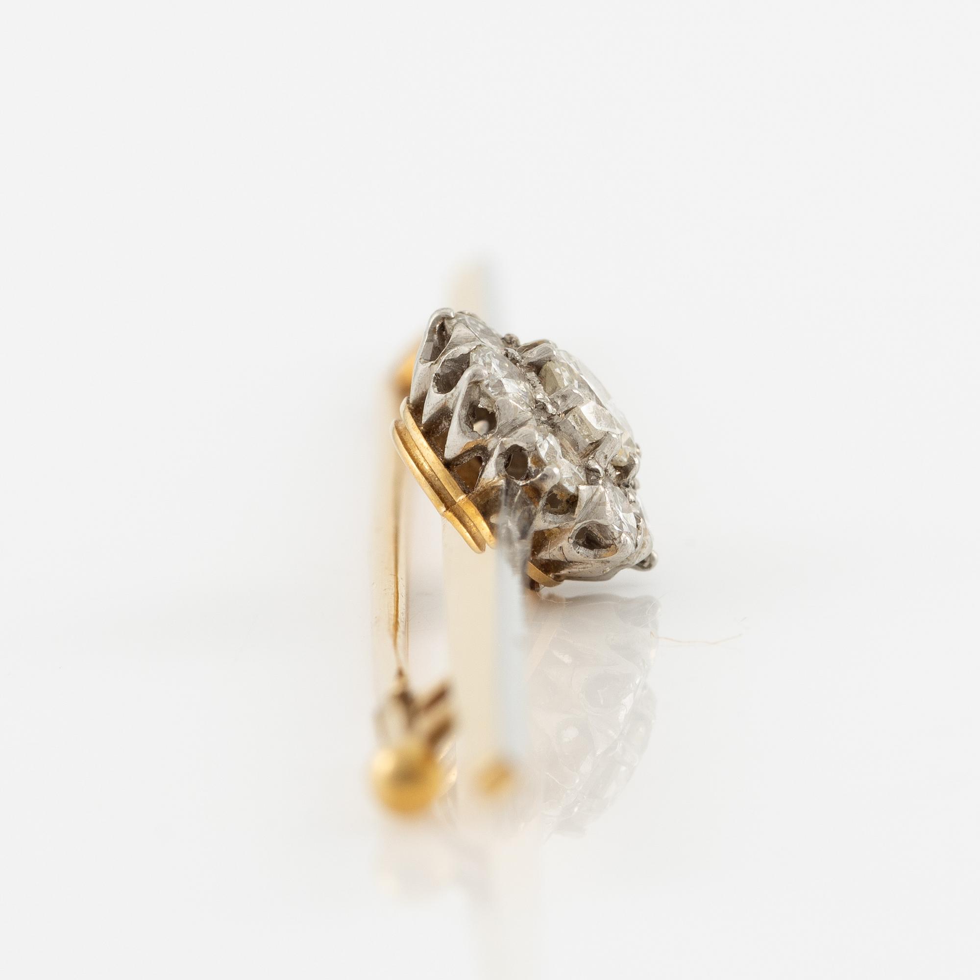 Brosch, 18K guld och mittstycke med gammalslipade diamanter. CG Hallberg, Stockholm 1926.