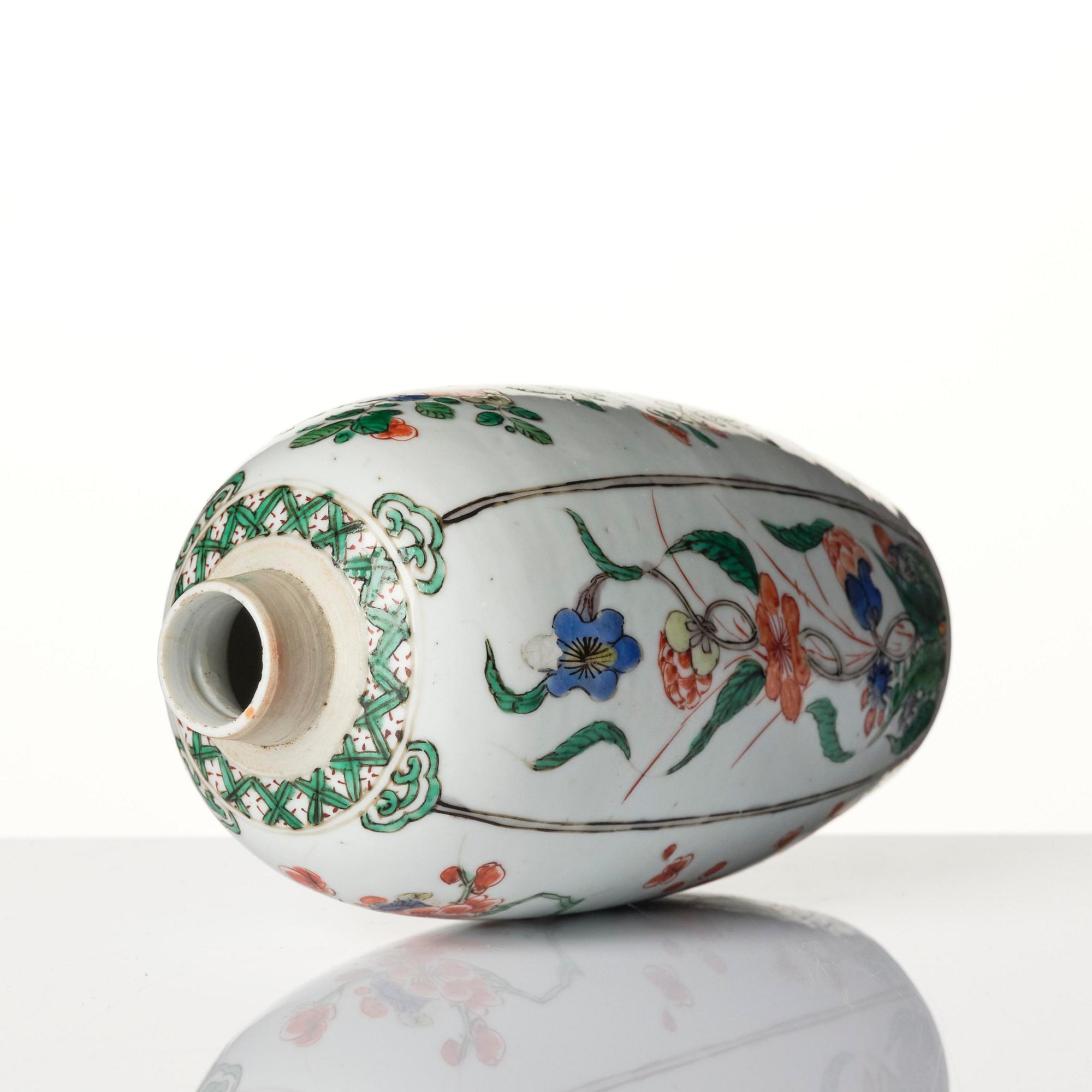 A famille verte bowl, tea caddy and mallet shaped vase, Qing dynasty, Kangxi (1662-1722).