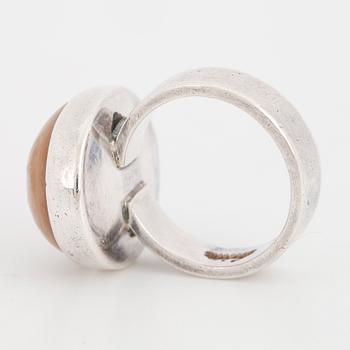 CECILIA JOHANSSON, a cabochon cut agate ring made in Göteborg 1977.