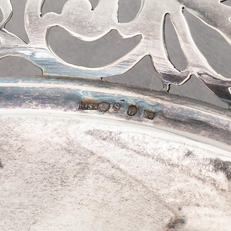 Two silver bowls and a sauce bowl, England and Sweden, 1900-1932.