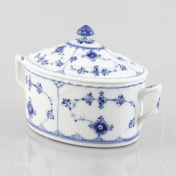 A 'Blue Fluted Plain' / 'Musselmalet' porcelain sugar box with cover, model 434, 1898-1923.