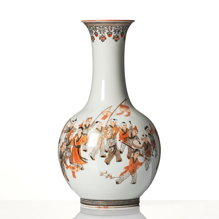 A finely painted Chinese vase, 20th Century. Seal mark to base.