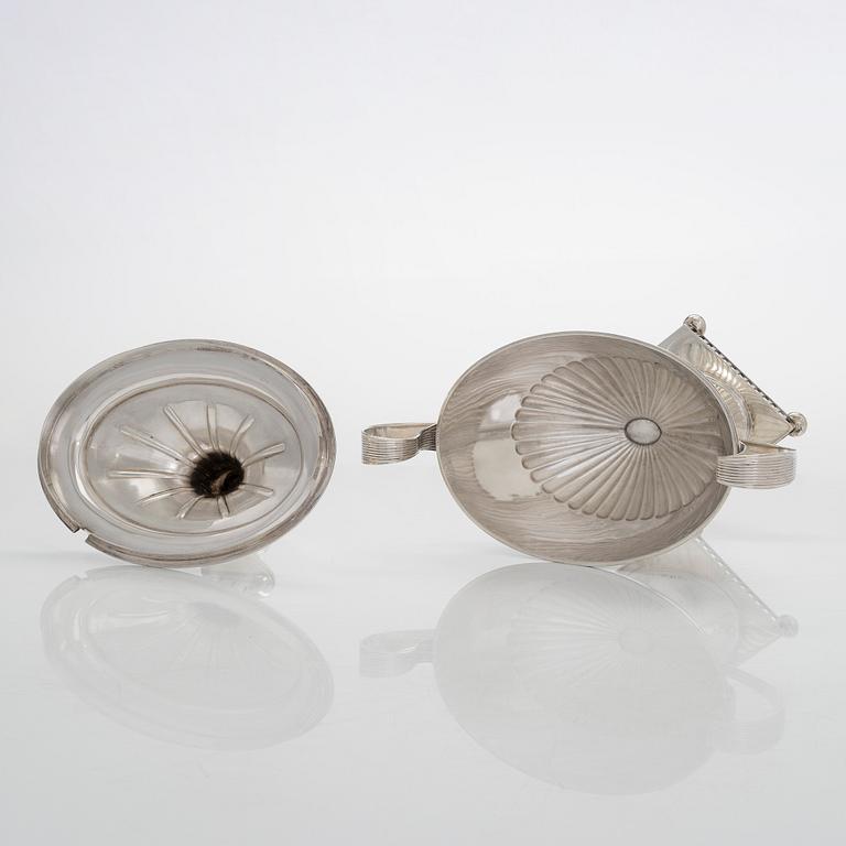 Sockerskål och sockersked, silver, Gustaviansk stil, GAB, Stockholm 1918 och Erik Linderoth, Motala 1915.