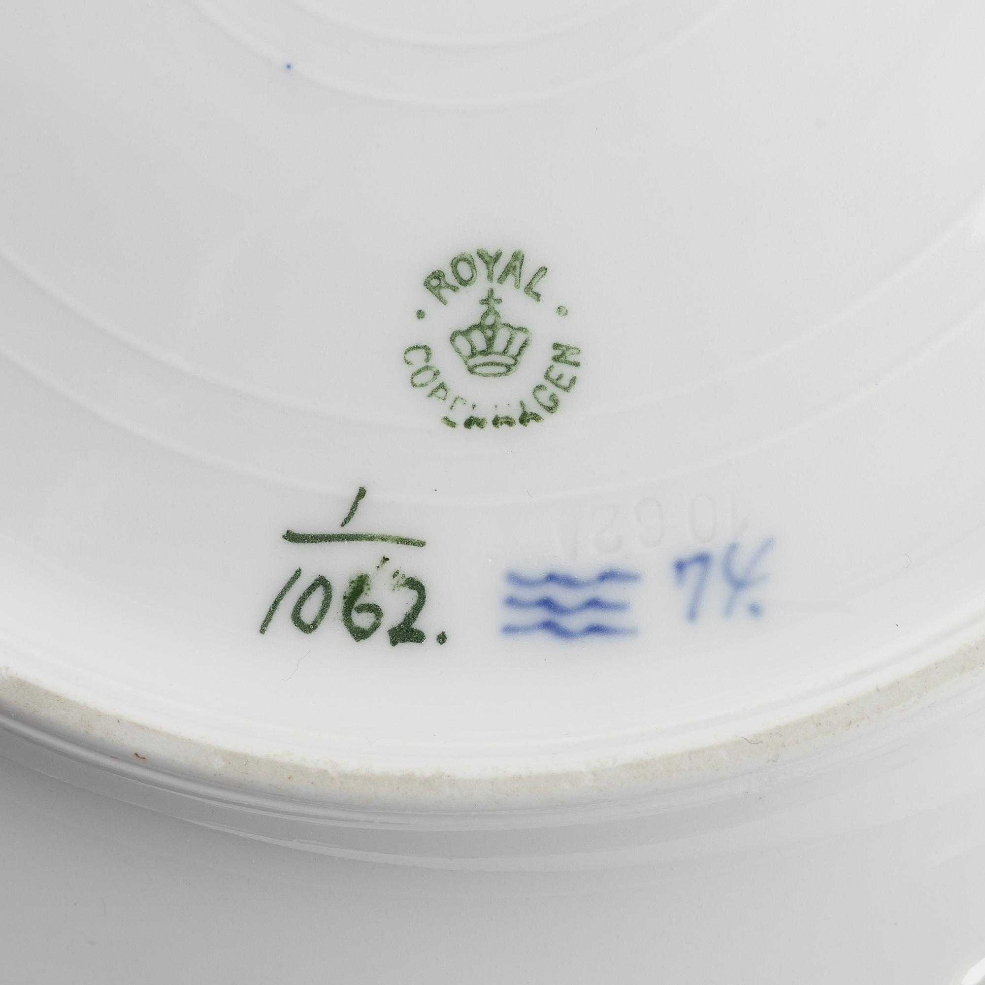 Servisdelar, 13 st, "Musselmalet", porslin, Royal Copenhagen, Danmark.