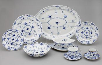 SERVISDELAR, 39 st, porslin, Musselmalet, Royal Copenhagen.