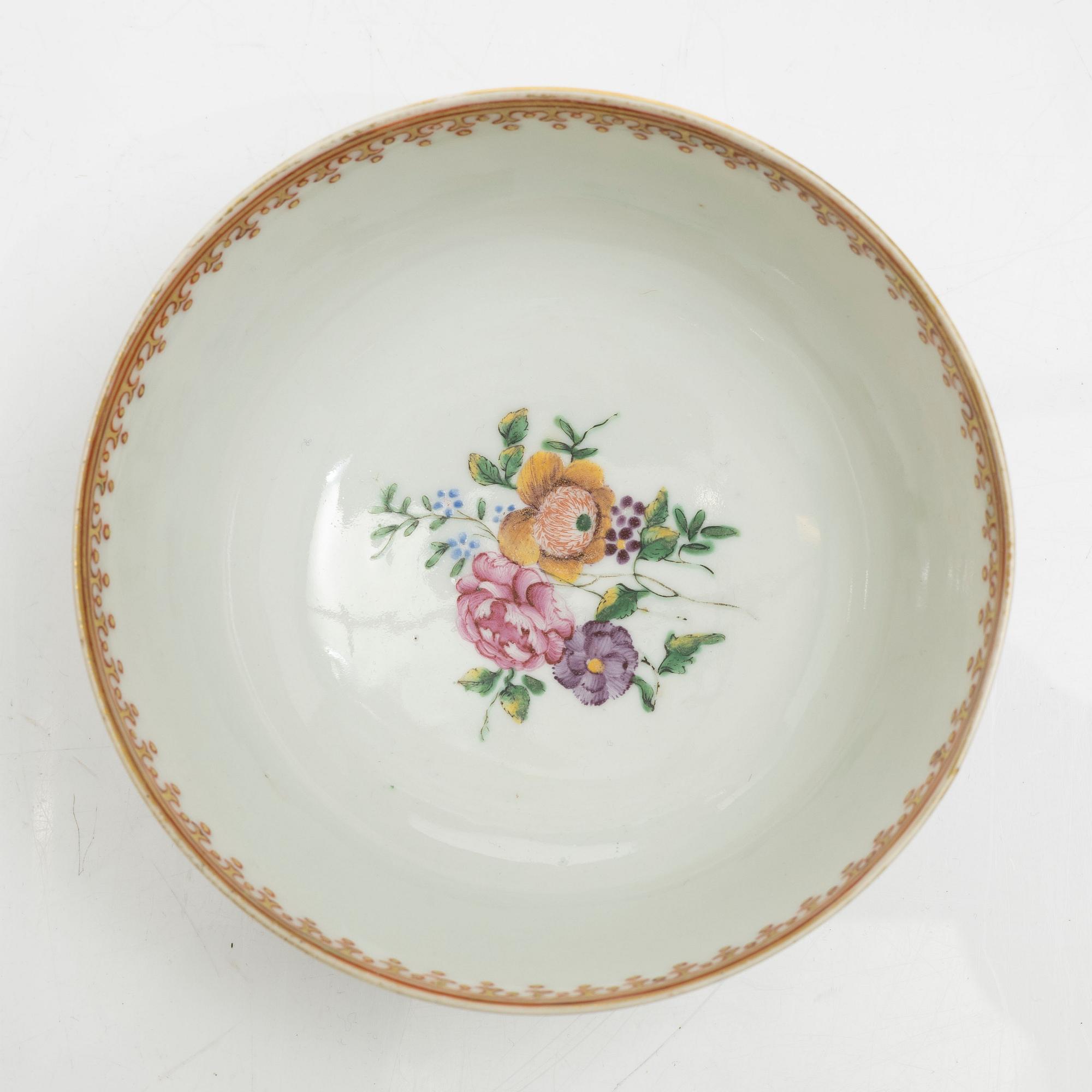 Bålskål, spilkum och bärtallrikar, ett par, porslin. Kina, Qingdynastin, 1700-tal.