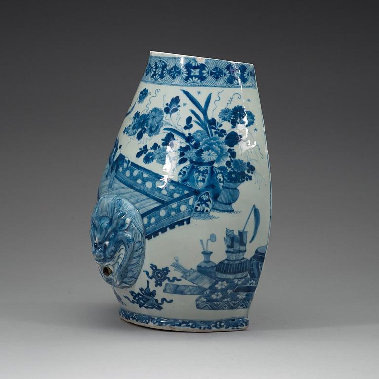 VÄGGFONTÄN, porslin. Qingdynastin, Kangxi (1662-1722).