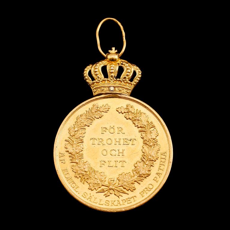 MEDALJ, 18 k guld, Pro Patria, Gustaf V, 1947. Vikt ca 30 gram.