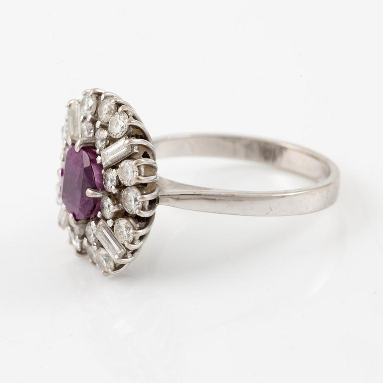 Ring, 18K white gold with a ruby and baguette- and round brilliant-cut diamonds.