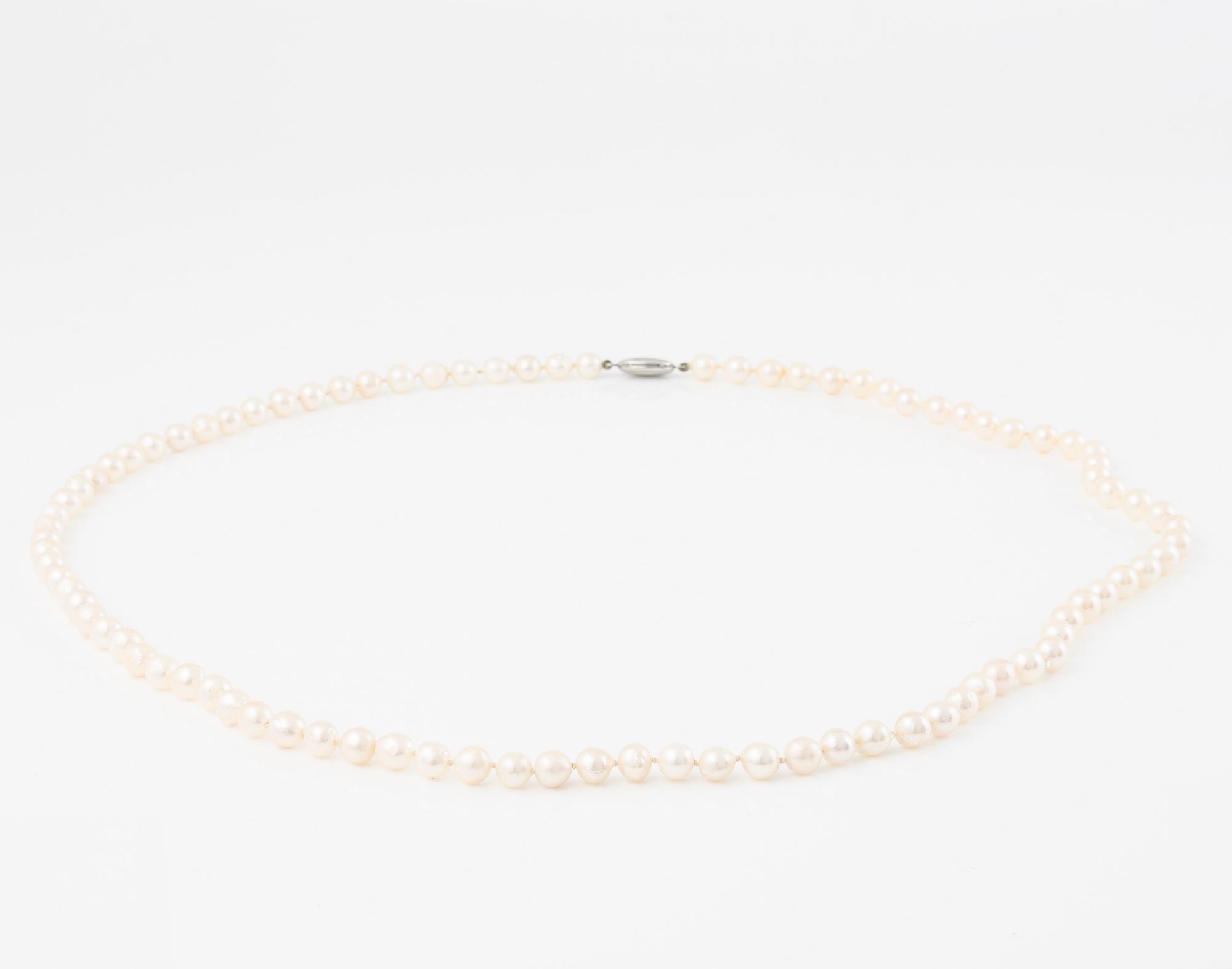 Collier längre modell med odlade pärlor med silverlås.