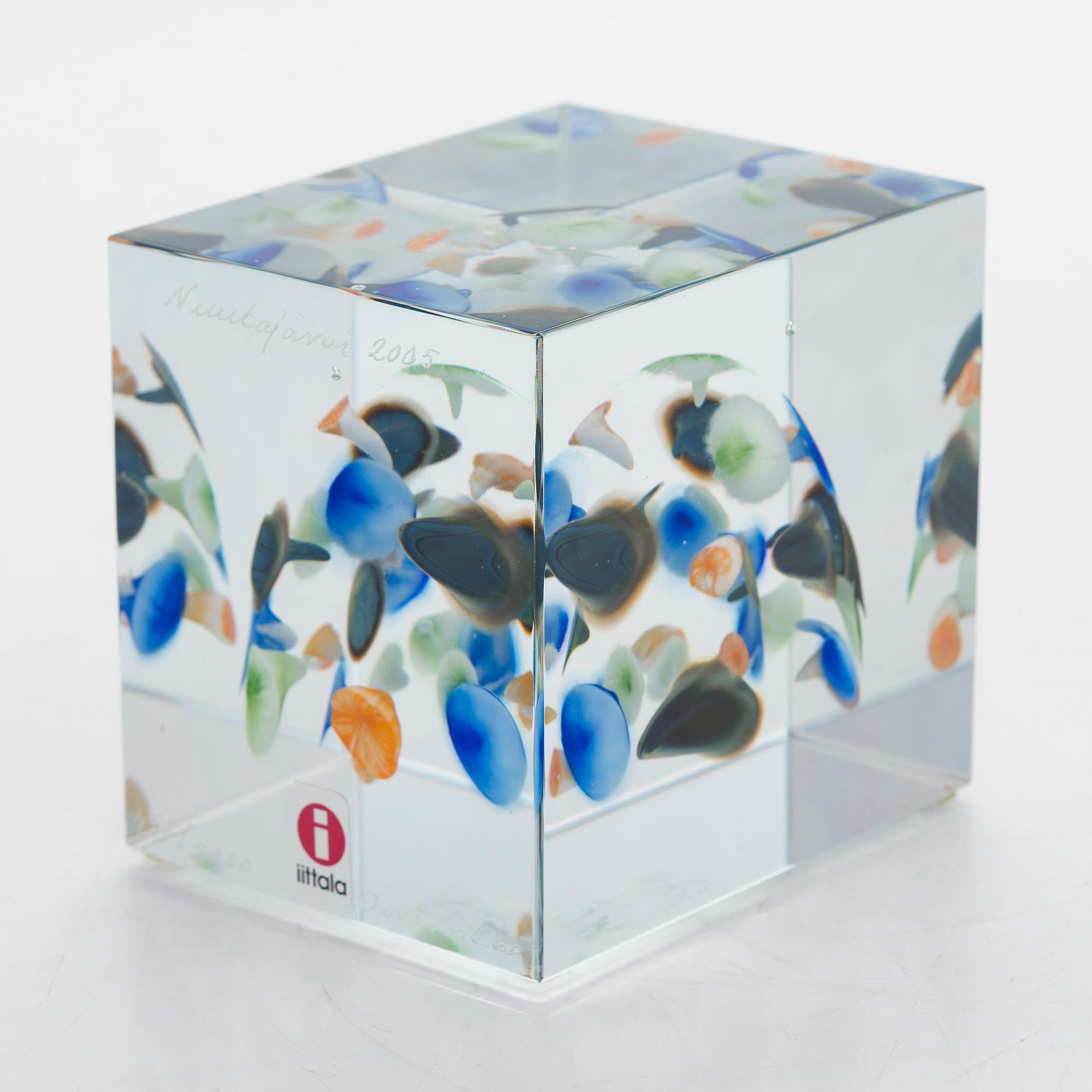 Oiva Toikka, annual glass cube, signed Oiva Toikka Nuutajärvi 2005, numbered 456/2000.