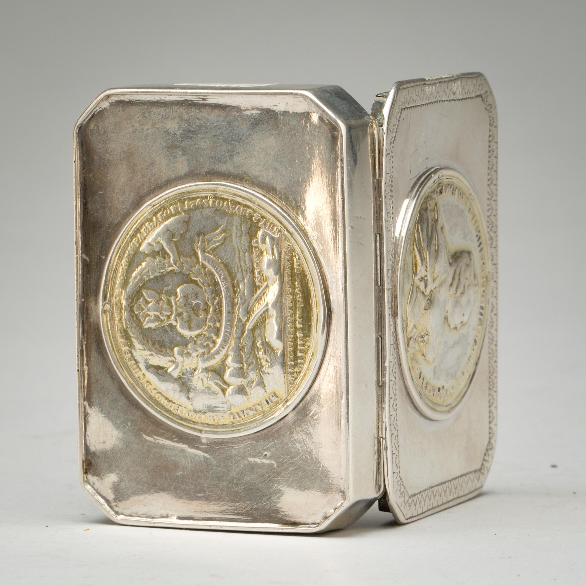 DOSA, silver. Troligen Ryssland. Bär datering 1743.  Vikt ca 116g.
