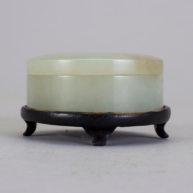 DOSA MED LOCK, nefrit, sent 1800-tal.