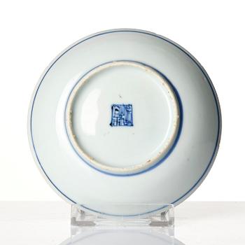 A set with two tea caddies and a dish, Transition and 18th century.