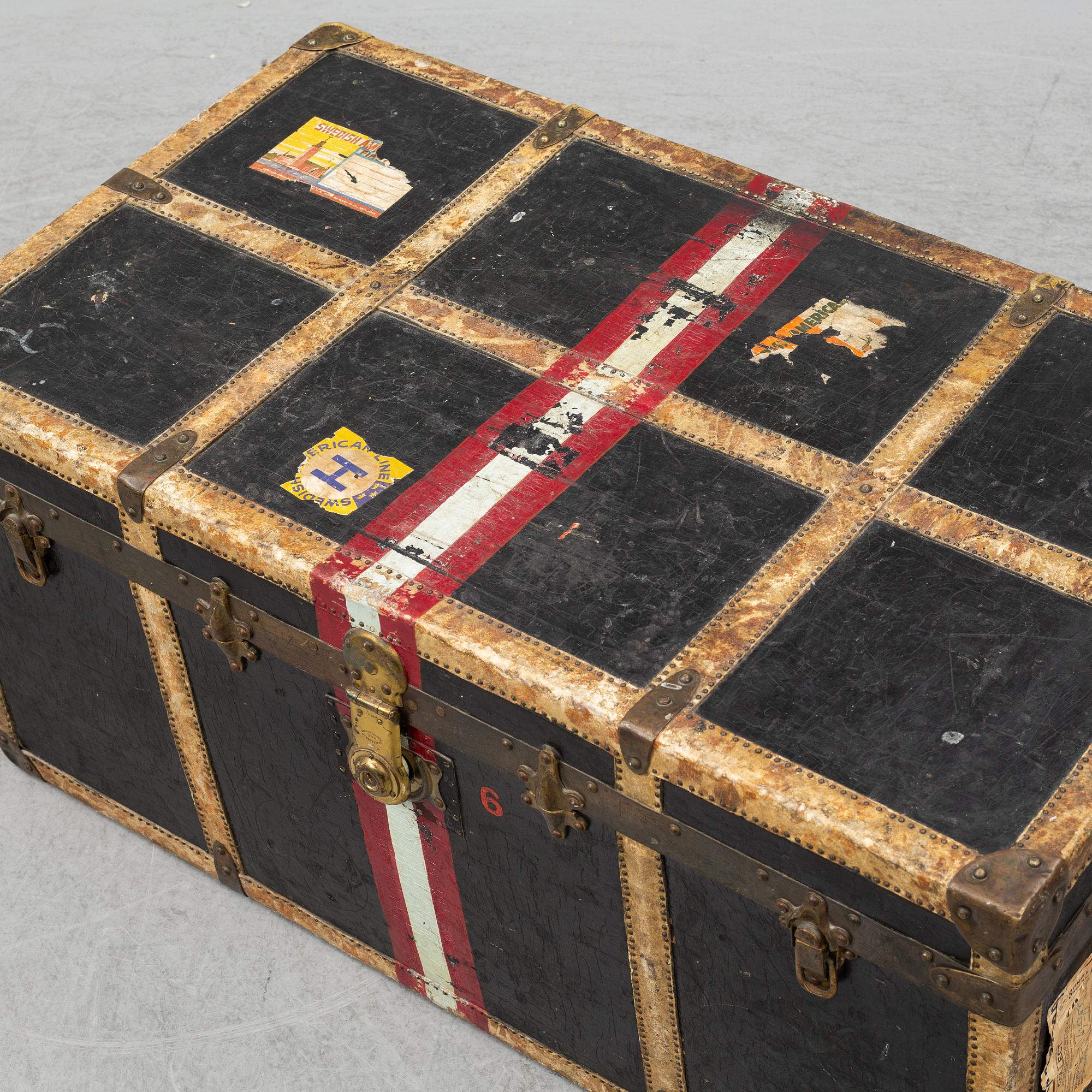 TRUNK, John Cattnach, New York, early 20th century. Signed with label.