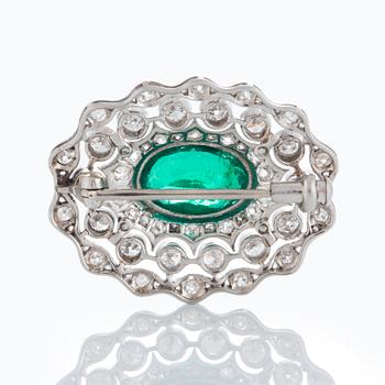 A platinum brooch set with a faceted emerald ca 3 cts and old- and eight-diamonds.