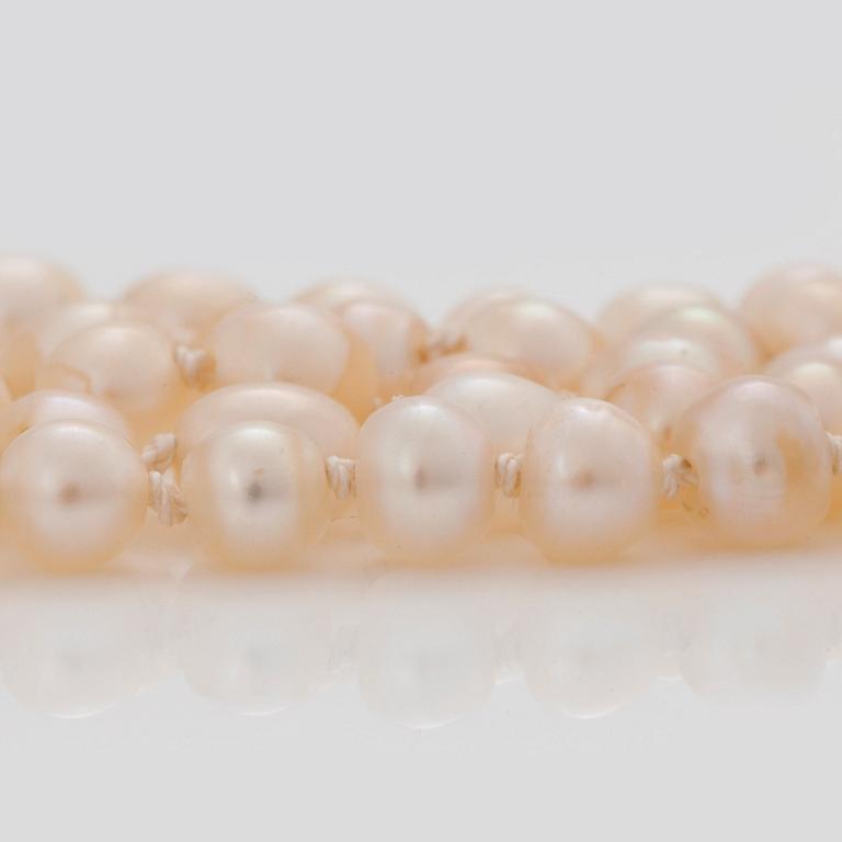 A FIVE-STRAND PEARL NECKLACE.