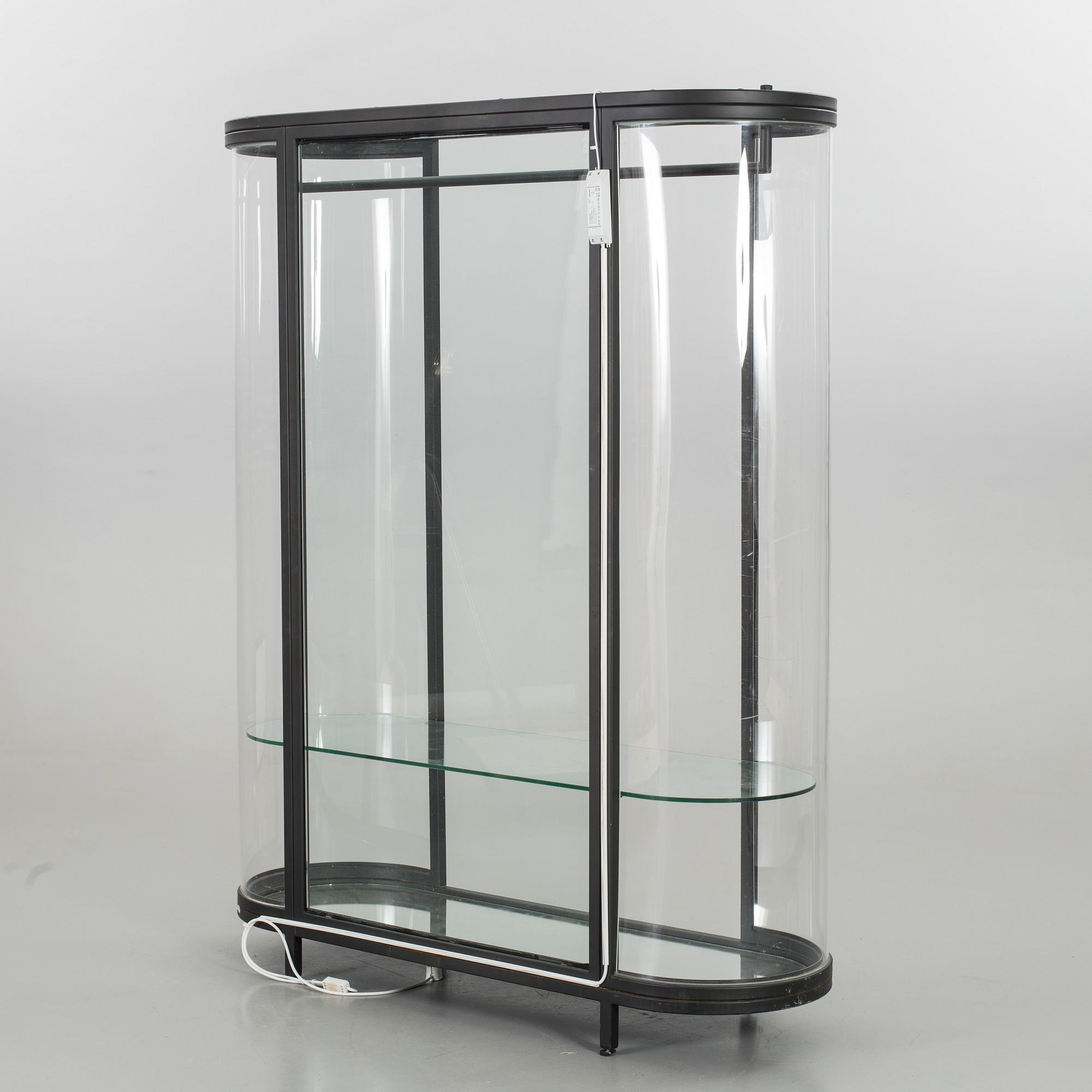 VITRINSKÅP / BUTIKSSKÅP. Glas, plexiglas och spegelglas. Sekelskiftetet 2000.