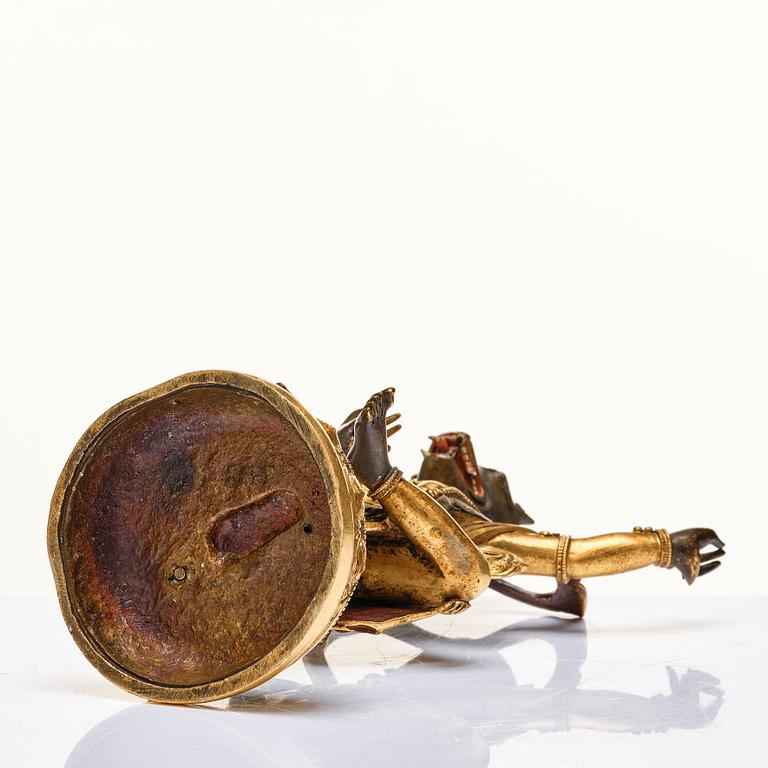 BJÖRNHÖVDAD DAKINI, patinerad kopparlegering. Tibetokinesisk, sent 1700-tal/omkring 1800.