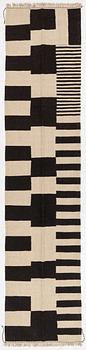 A Kelim runner carpet, 397 x 87 cm.