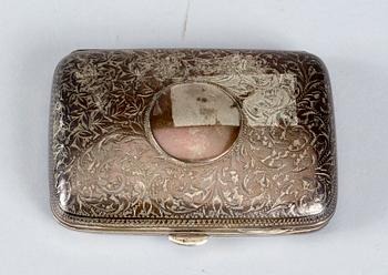 CIGARETTETUI, silver, Chester, England 1899-1900. Vikt ca 84 g.