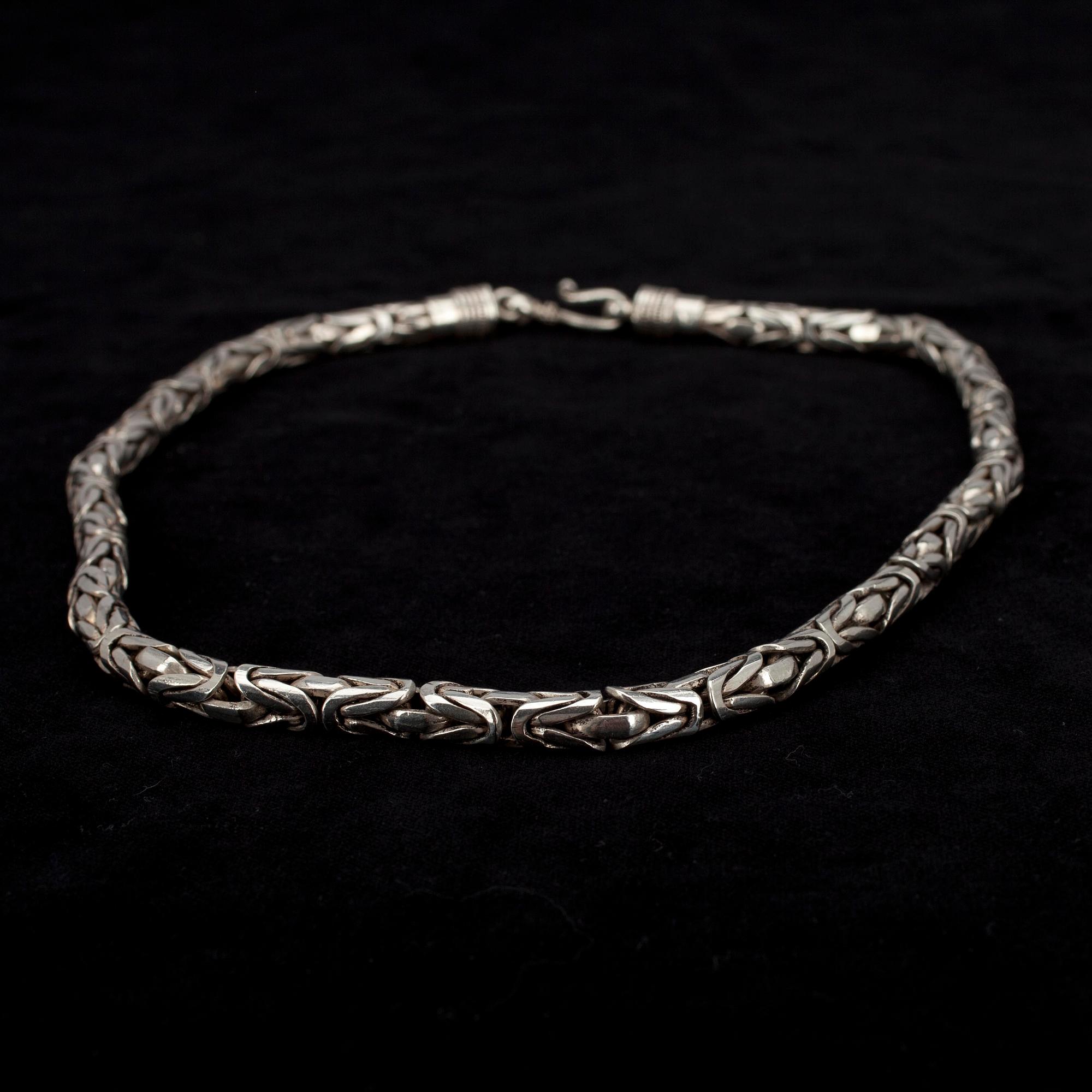 KAULAKORUJA, 2 kpl, hopeaa, Kalevala Koru. Yht. paino n. 198 g.