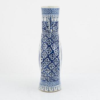 A Chinese blue and white porcelain moonflask, Qing dynasty, 19th century.