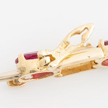 Armband, med syntetiska rubiner och små briljantslipade diamanter.
