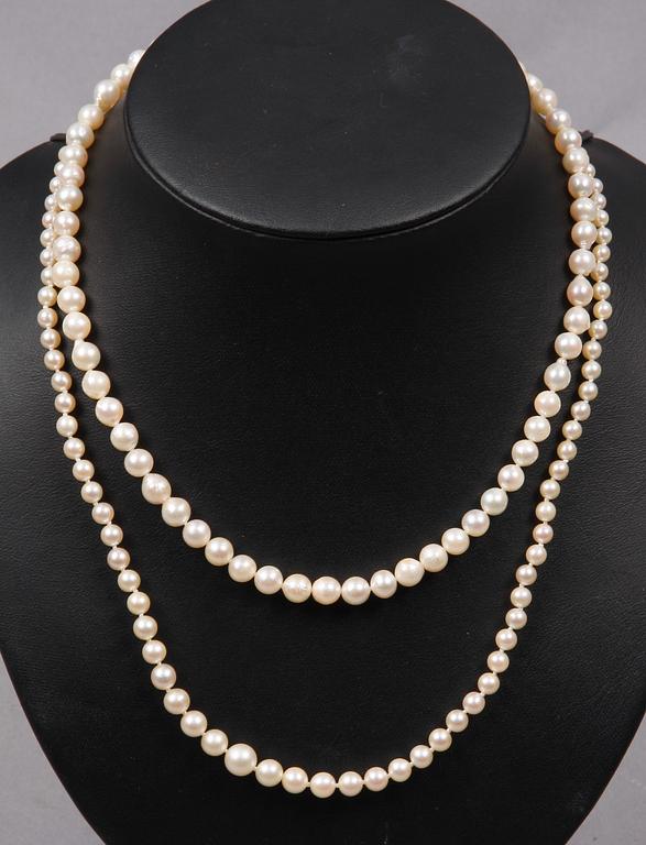 PÄRLCOLLIER, 2 st, japanska odlade pärlor, 1900-talets andra hälft.