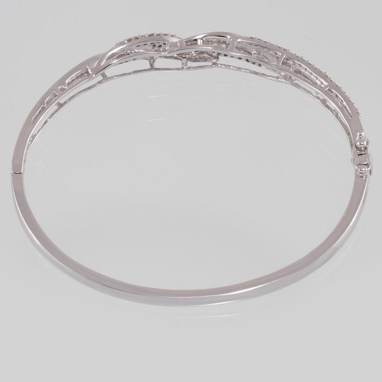 ARMRING, 18K vitguld med briljant och baguettslipade diamanter 1.08 ct. Vikt 12,3 gram.