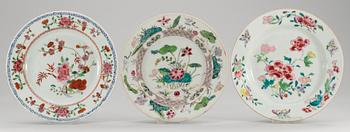 121. TALLRIKAR, 3 st, porslin. Qing dynastin. Qianlong (1736-95).
