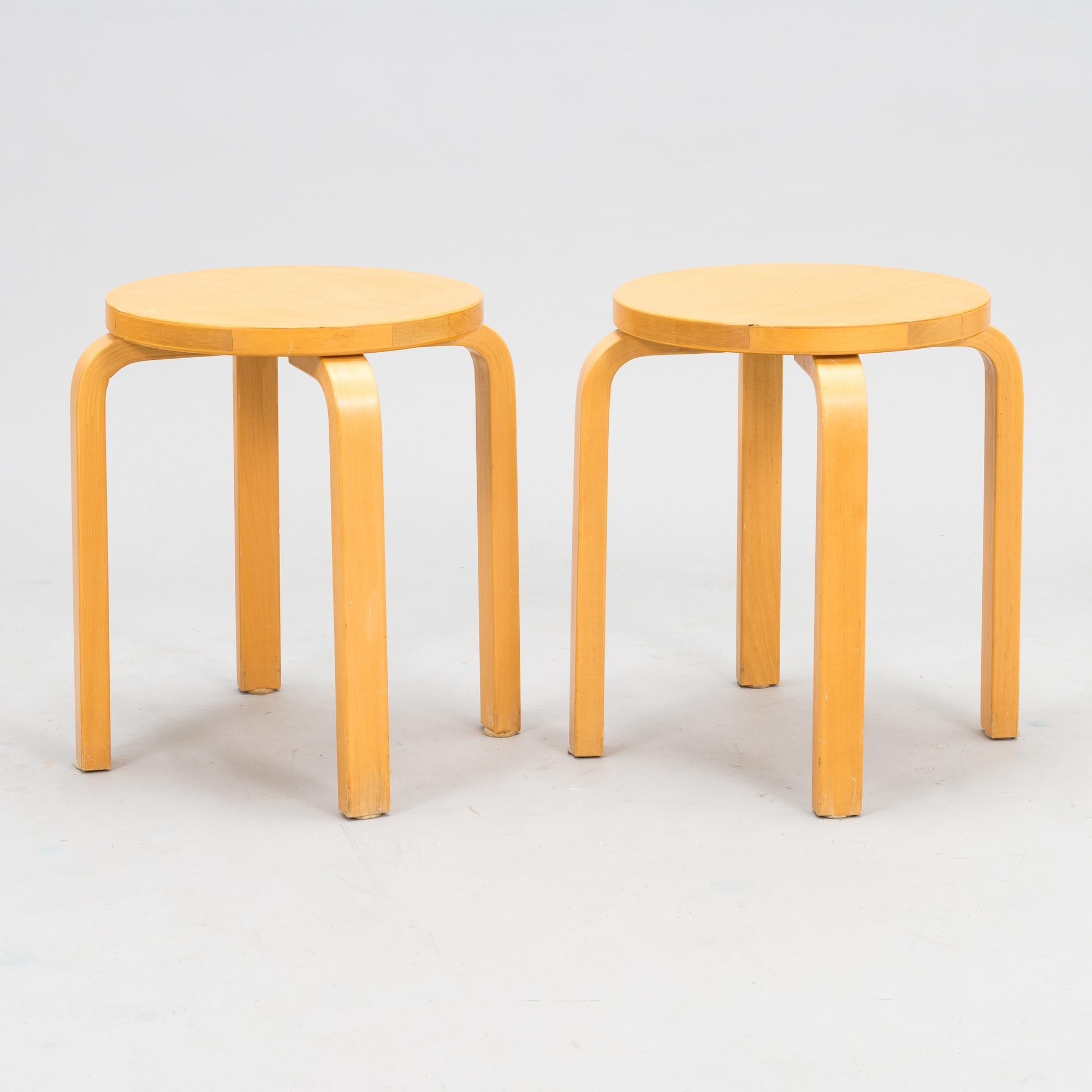 ALVAR AALTO, pallar, 2 st, modell 60, Artek, 1900-talets slut.