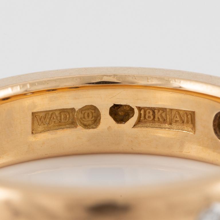 Ring, 18K gold with five brilliant-cut diamonds.